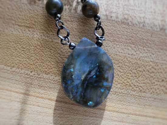 labradorite necklace with organic shapes & tones (17.5") - Image 4